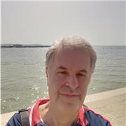 Docente impartisce lezioni di matematica x allievi di licei